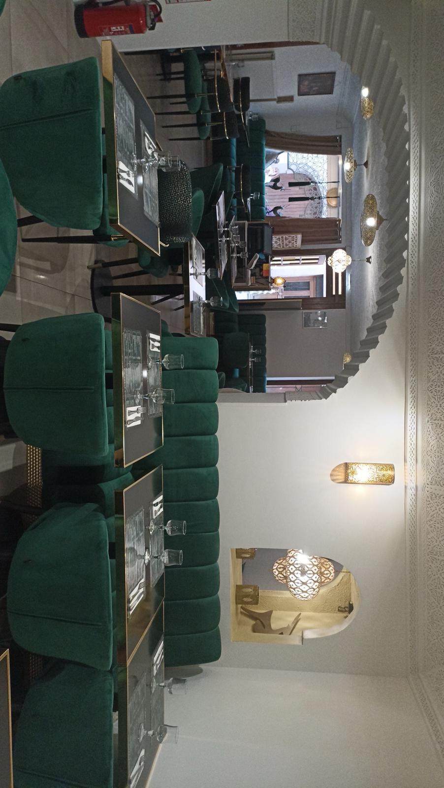 Photo de la salle du restaurant vue du fond